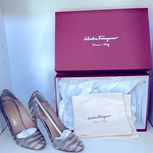 LEO 100 Ferragamo NUTMEG PRINTED CALF pump size 9